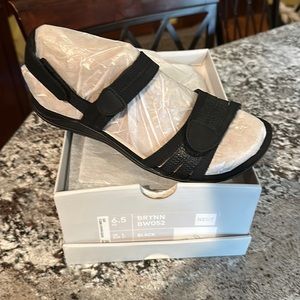 ABEO Brynn sandals. New in box. Size 6.5. Black